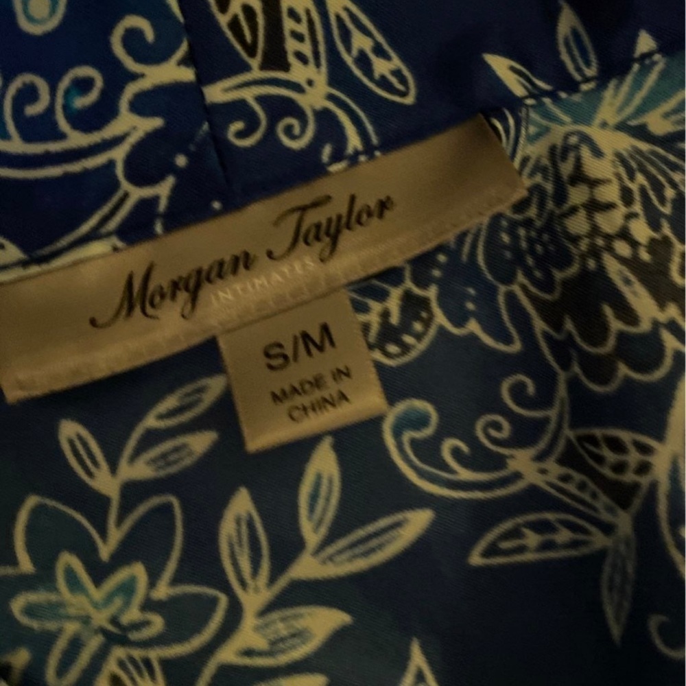 Satin robe - Picture 2 of 2